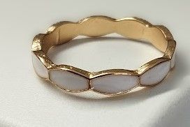 Anillo dorado con detalles blancos