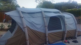 Tienda de campaña hinchable 3 hab. 6 personas.