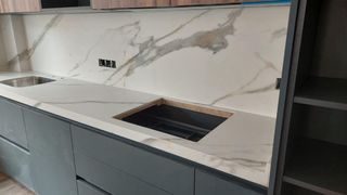 Cocina de lujo en piedra natural y Porcelanico