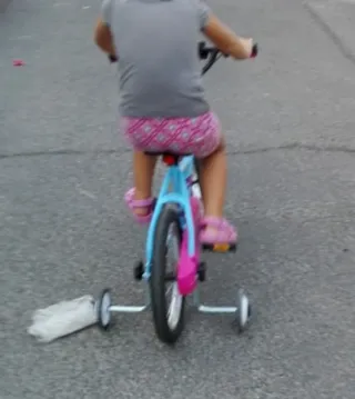 Bicicleta infantil azul y rosa