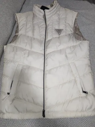 Chaqueta Guess sin mangas beige