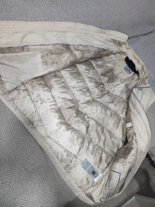 Chaqueta Guess sin mangas beige