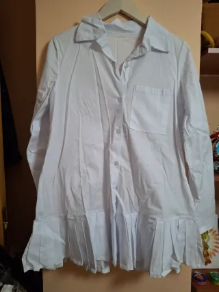 Blusa blanca con volantes plisados