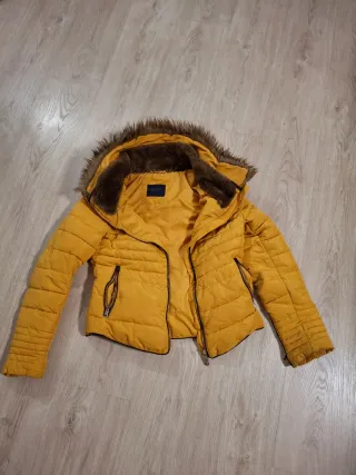 Cazadora Zara Amarilla con Capucha y Cremalleras