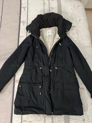 Abrigo Zara Negro con Capucha y Pelo