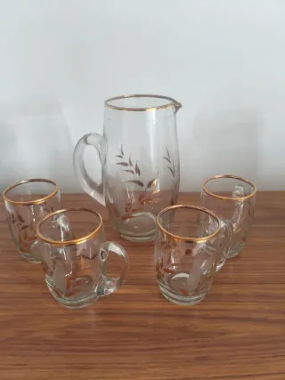 Jarra y 4 vasos de cristal dorado