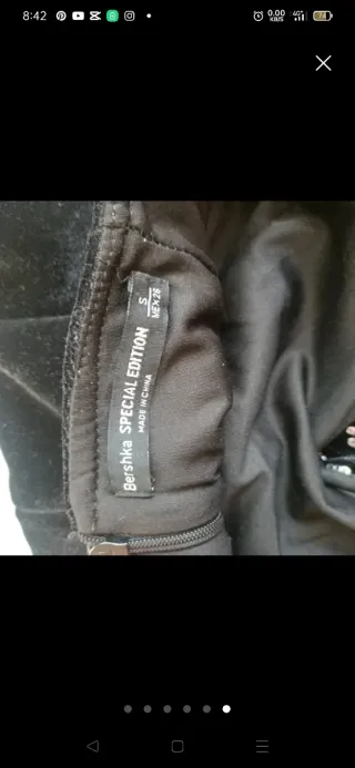 Vestido fiesta negro con pequeñas lentejuelas.