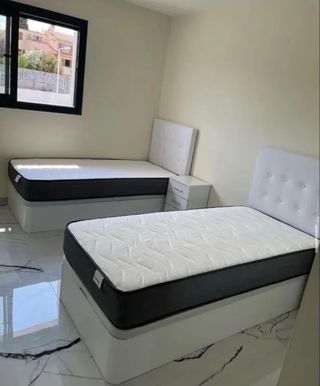 Cama individual con cabecero blanco