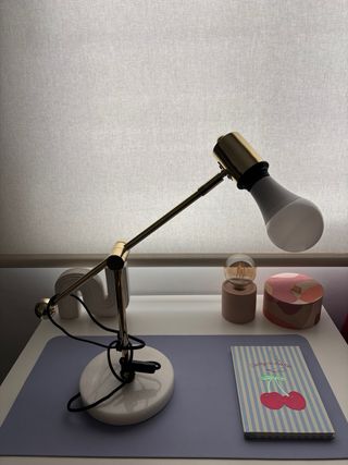 Lámpara flexo oro y mármol Nueva, sin rasguños