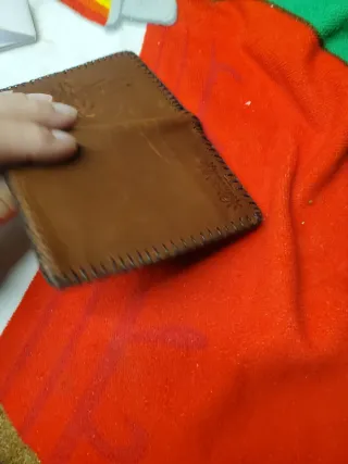 Cartera de cuero hecha a mano