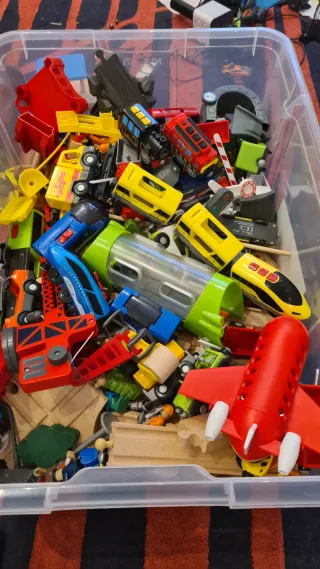 Juego de tren madera,vías, vagones y accesorios