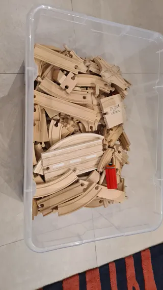 Juego de tren madera,vías, vagones y accesorios