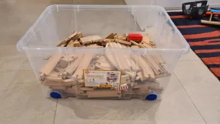 Juego de tren madera,vías, vagones y accesorios