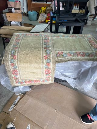 Alfombras beige con flores rosas y azules