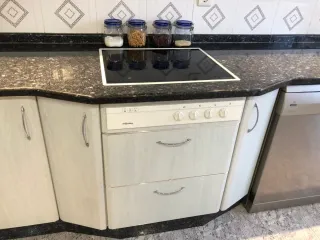 Muebles de cocina blancos y plateados