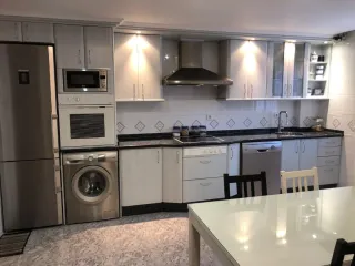 Muebles de cocina blancos y plateados