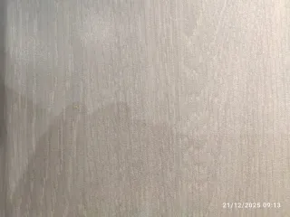 Muebles de cocina blancos y plateados