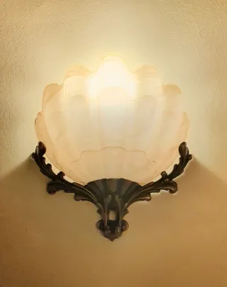 Aplique bronce de pared con forma de concha