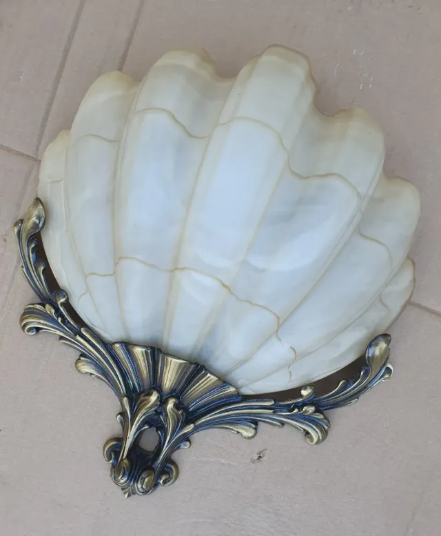 Aplique bronce de pared con forma de concha