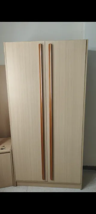 Ropero de madera beige y marrón