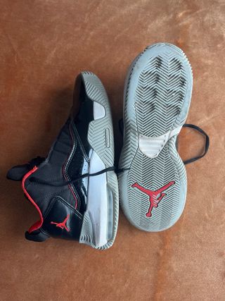 Zapatillas Jordan Negras y Rojas