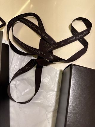 Bolsa, caja, papel y lazo Purificación Garcia