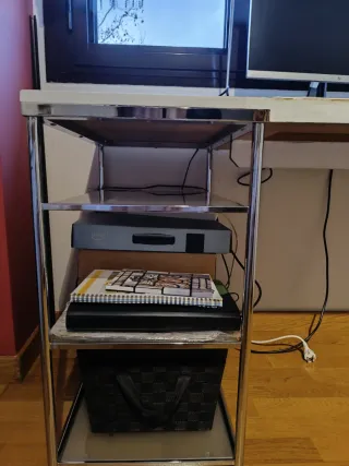 Escritorio madera pintado blanco.