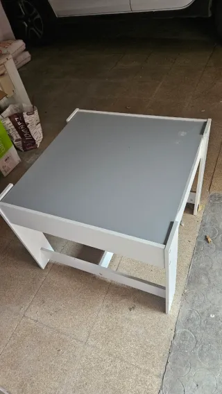 Mesa infantil blanca con pizarra