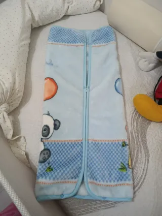 Saquito para bebé azul con ositos panda