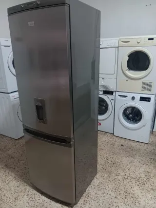 Nevera Zanussi con dispensador de agua