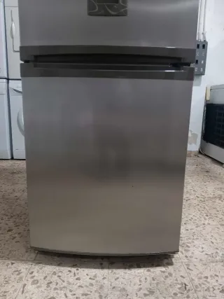 Nevera Zanussi con dispensador de agua