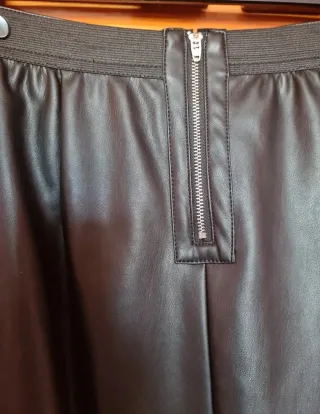 Minifalda negra cuero sintético