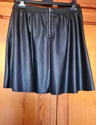 Minifalda negra cuero sintético