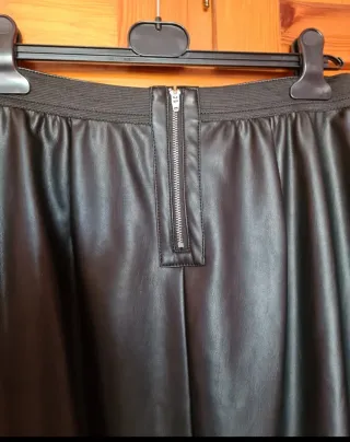 Minifalda negra cuero sintético