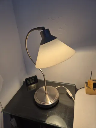 Lámpara de mesa (plateada y blanca)