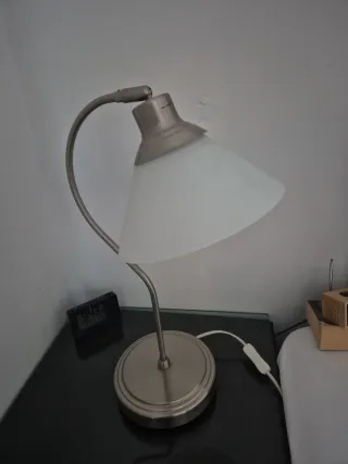 Lámpara de mesa (plateada y blanca)