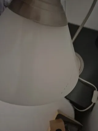 Lámpara de mesa (plateada y blanca)