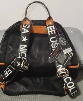 Mochila Nicole Lee Negra con Logo Dorado