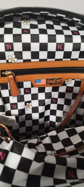 Mochila Nicole Lee Negra con Logo Dorado