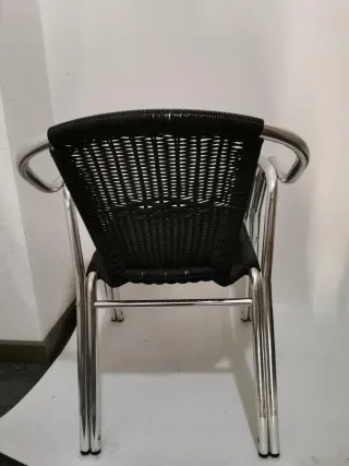 13 Sillas de metal y mimbre negras