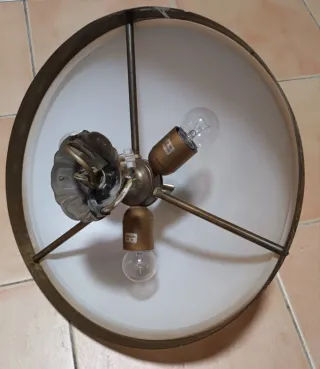 Plafón de techo dorado y blanco