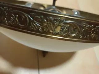 Plafón de techo dorado y blanco