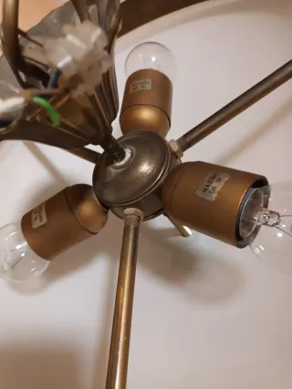 Plafón de techo dorado y blanco