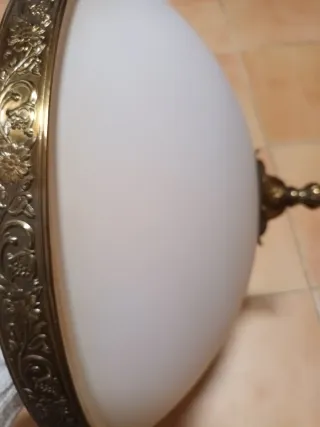 Plafón de techo dorado y blanco