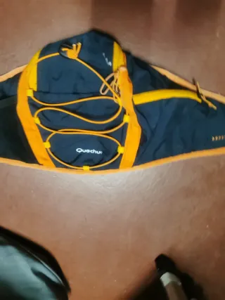 Riñonera deportiva negra y naranja