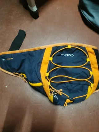 Riñonera deportiva negra y naranja