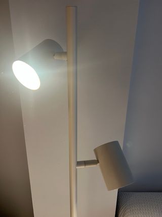 Lámpara de pie blanca