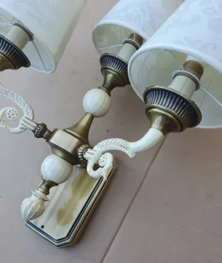 Conjunto de 2 apliques de bronce con pantallas