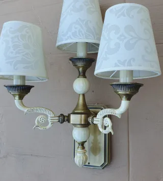 Conjunto de 2 apliques de bronce con pantallas