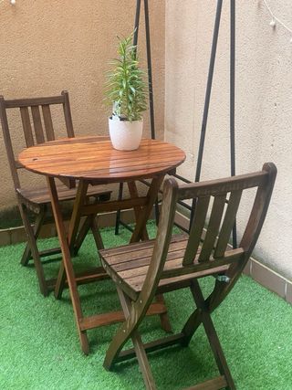 Mesa y sillas de madera para patio